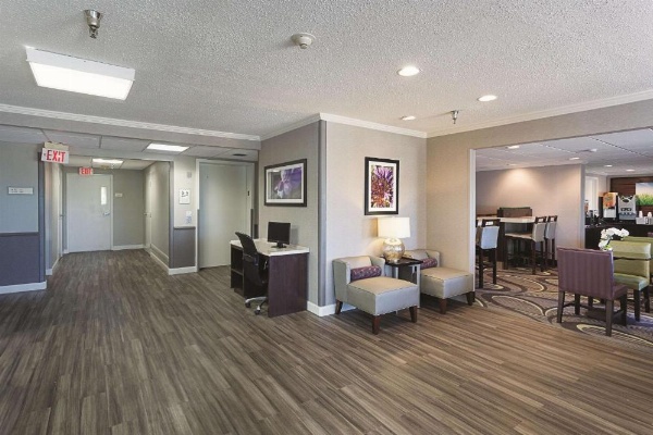 La Quinta Inn & Suites by Wyndham Baton Rouge Siegen Lane image 21