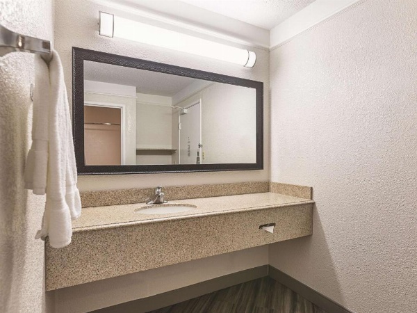 La Quinta Inn & Suites by Wyndham Baton Rouge Siegen Lane image 27