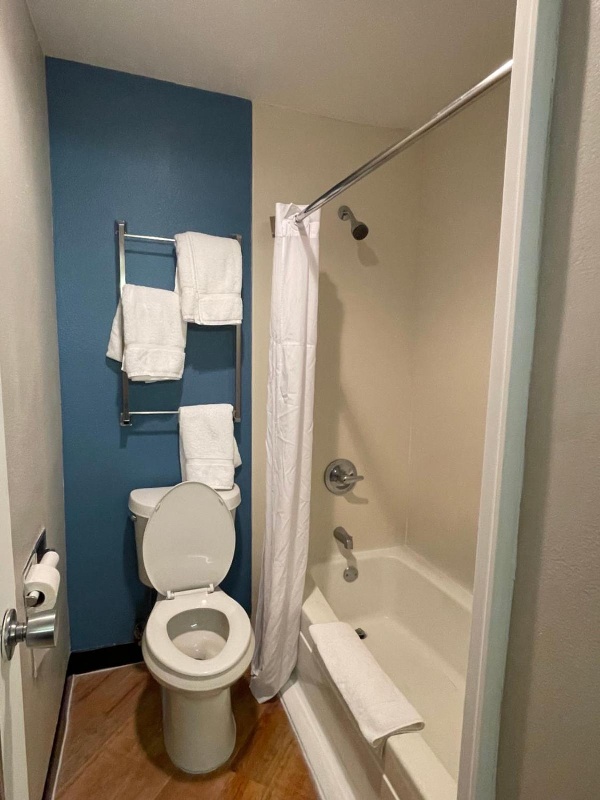 La Quinta Inn & Suites by Wyndham Baton Rouge Siegen Lane image 4